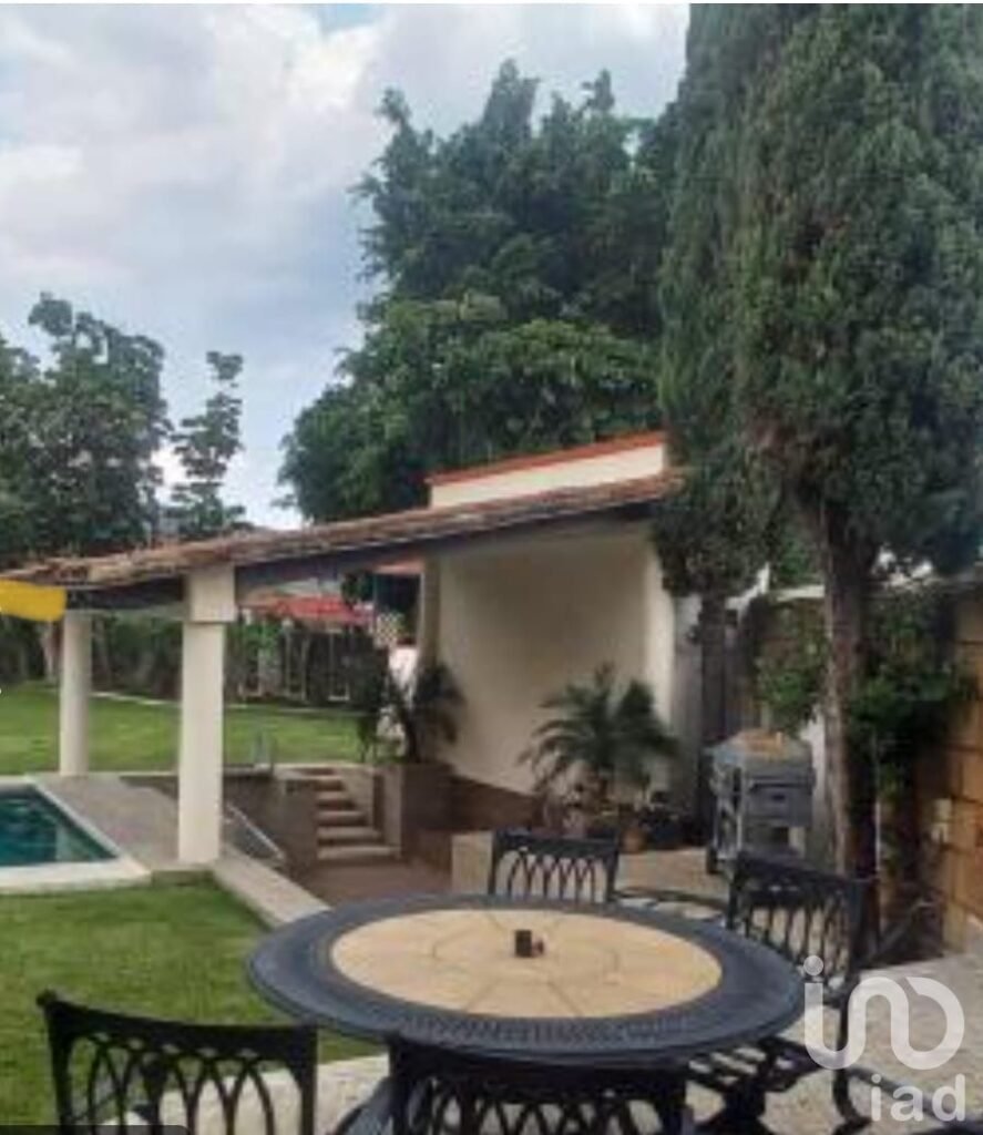 CASA EN VENTA CON ALBERCA Y JARDIN EN FRACCIONAMIENTO CON DOBLE VIGILANCIA