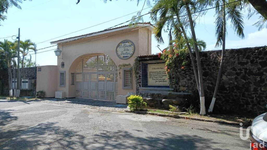 CASA EN VENTA CON ALBERCA Y JARDIN EN FRACCIONAMIENTO CON DOBLE VIGILANCIA