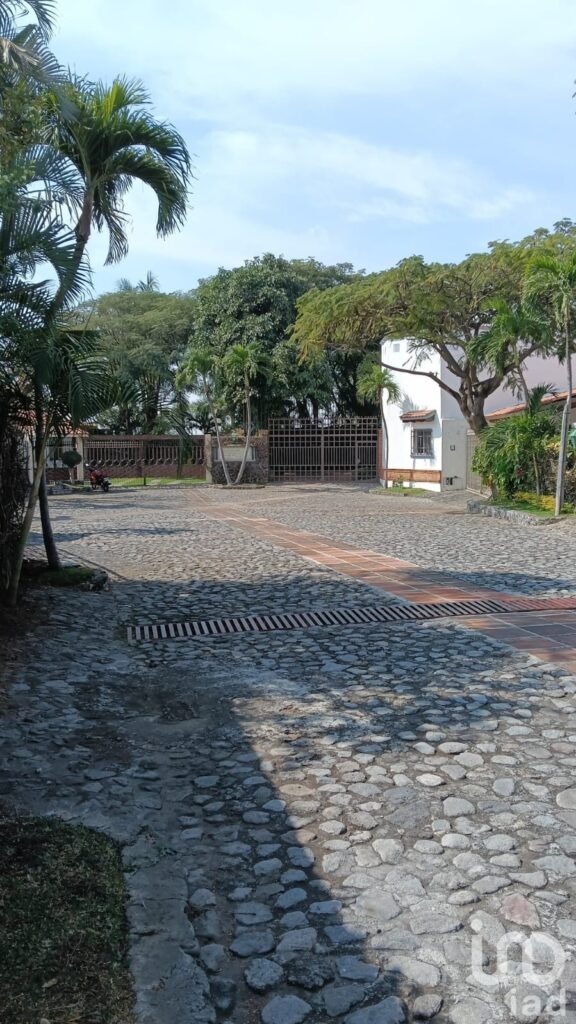 CASA EN VENTA CON ALBERCA Y JARDIN EN FRACCIONAMIENTO CON DOBLE VIGILANCIA