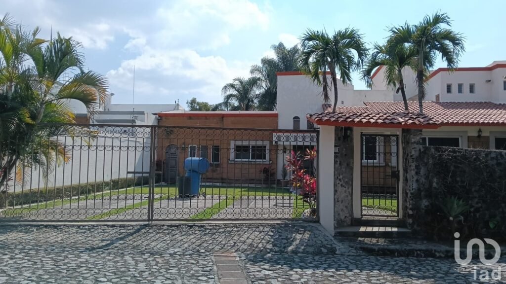 CASA EN VENTA CON ALBERCA Y JARDIN EN FRACCIONAMIENTO CON DOBLE VIGILANCIA