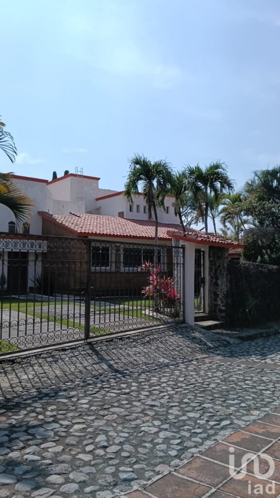 CASA EN VENTA CON ALBERCA Y JARDIN EN FRACCIONAMIENTO CON DOBLE VIGILANCIA