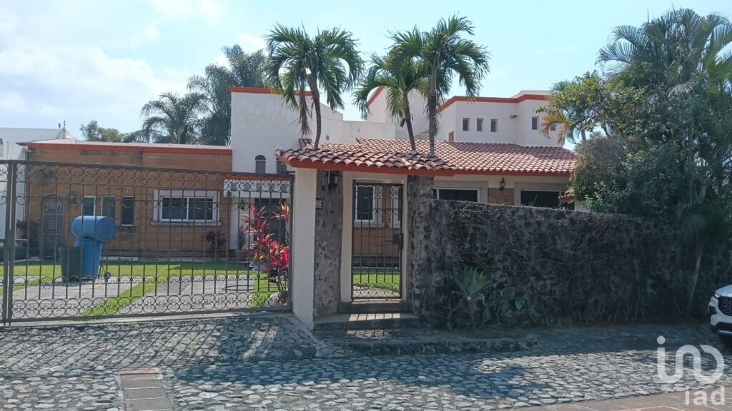CASA EN VENTA CON ALBERCA Y JARDIN EN FRACCIONAMIENTO CON DOBLE VIGILANCIA
