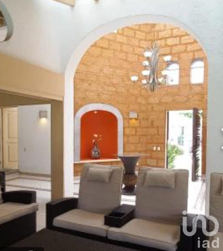 CASA EN VENTA CON ALBERCA Y JARDIN EN FRACCIONAMIENTO CON DOBLE VIGILANCIA