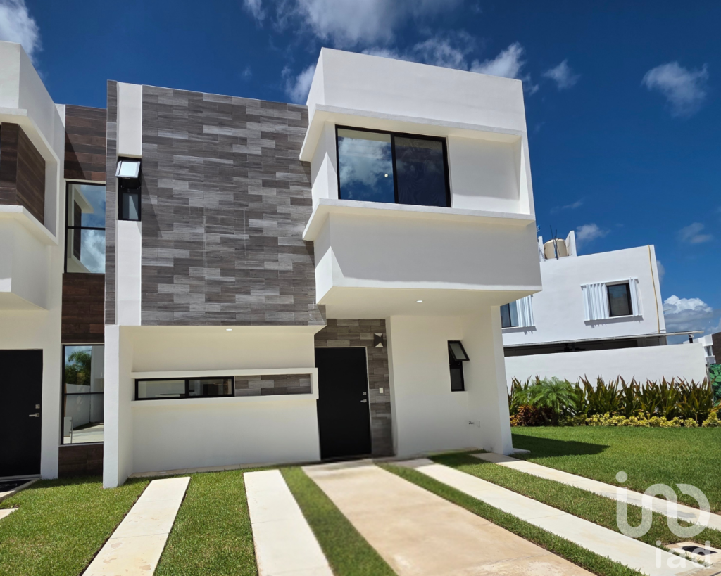 Casa Nueva en Venta en Cancún, 3 Recámaras, sobre Av. HUAYACÁN, con Amenidades Exclusivas