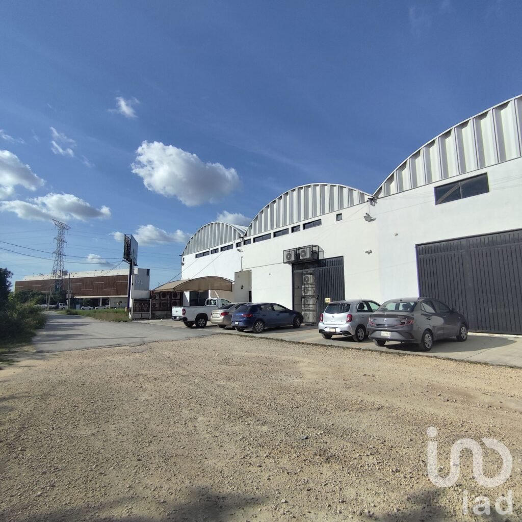 Bodega en Venta en Cancún, a 100 metros de Av. Huayacán