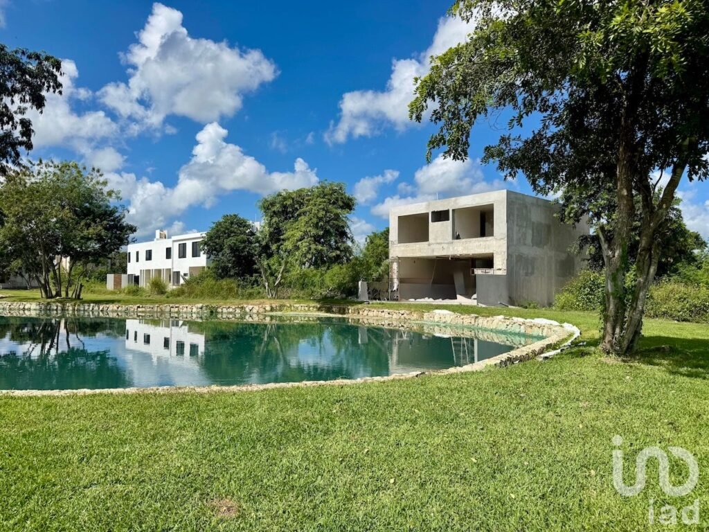 CASA EN VENTA FRENTE AL LAGO RESIDENCIAL ALTOZANO MERIDA YUCATAN