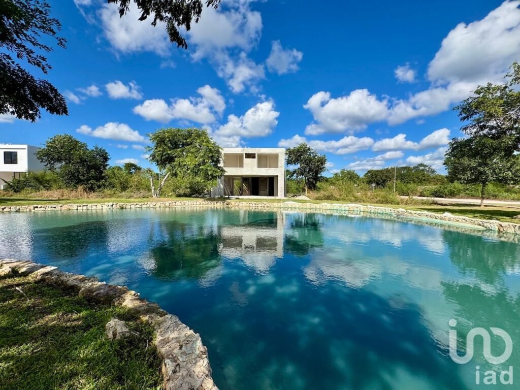 CASA EN VENTA FRENTE AL LAGO RESIDENCIAL ALTOZANO MERIDA YUCATAN