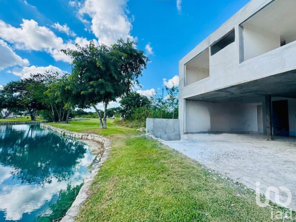 CASA EN VENTA FRENTE AL LAGO RESIDENCIAL ALTOZANO MERIDA YUCATAN