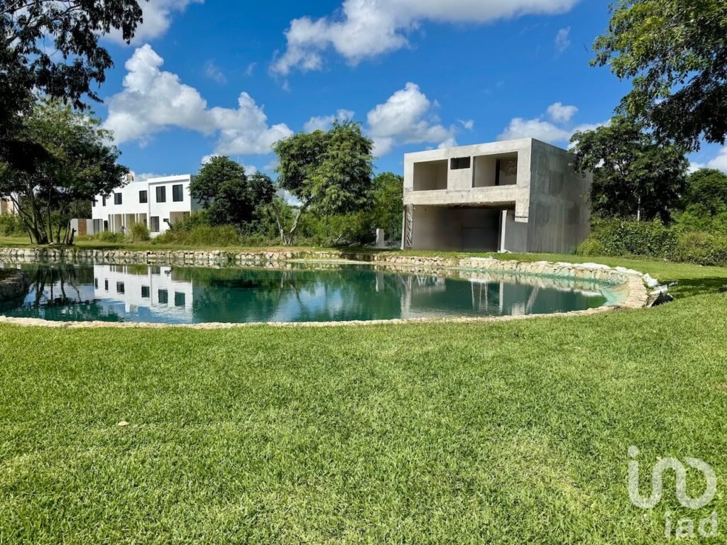 CASA EN VENTA FRENTE AL LAGO RESIDENCIAL ALTOZANO MERIDA YUCATAN