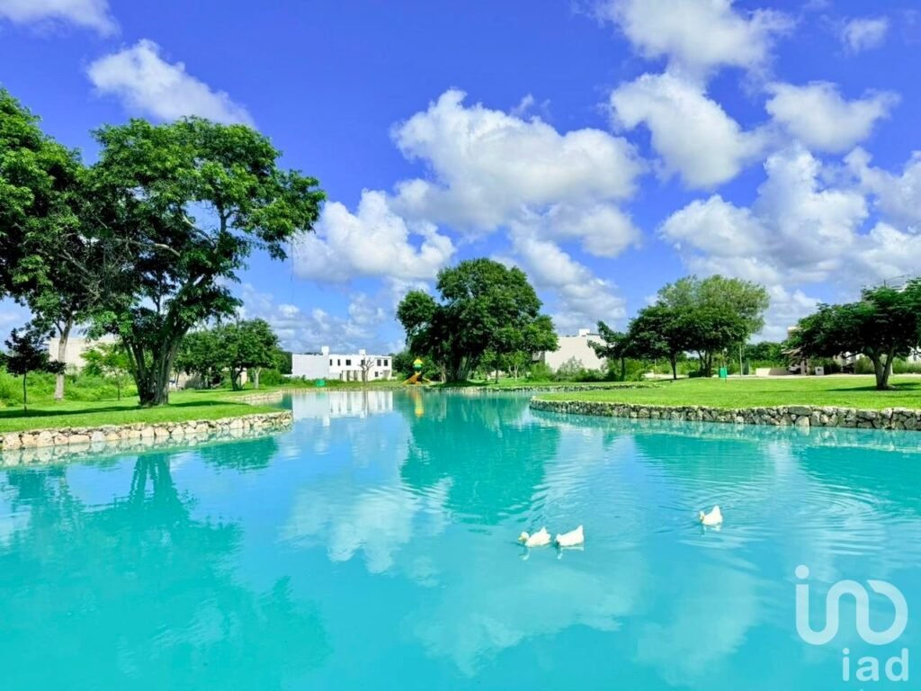 CASA EN VENTA FRENTE AL LAGO RESIDENCIAL ALTOZANO MERIDA YUCATAN