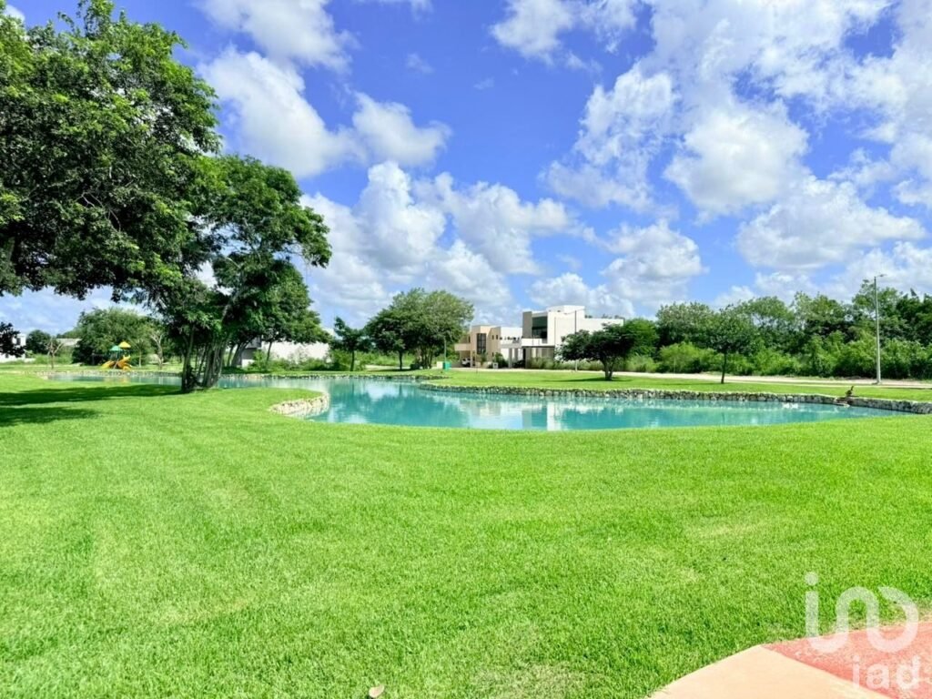 CASA EN VENTA FRENTE AL LAGO RESIDENCIAL ALTOZANO MERIDA YUCATAN