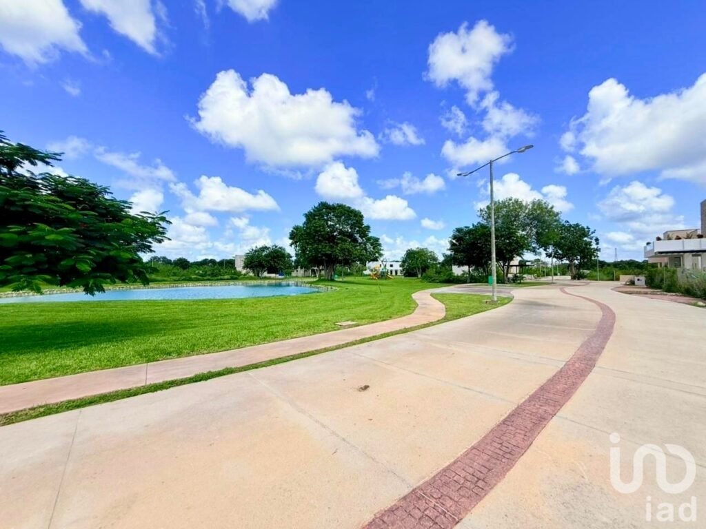 CASA EN VENTA FRENTE AL LAGO RESIDENCIAL ALTOZANO MERIDA YUCATAN