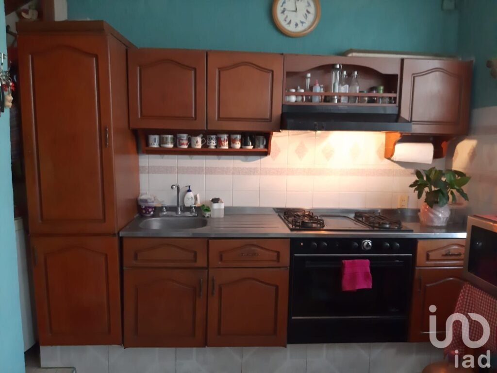 CASA SOLA EN VENTA, C/Accesoria y departamento en CIVAC. Recursos Propios.