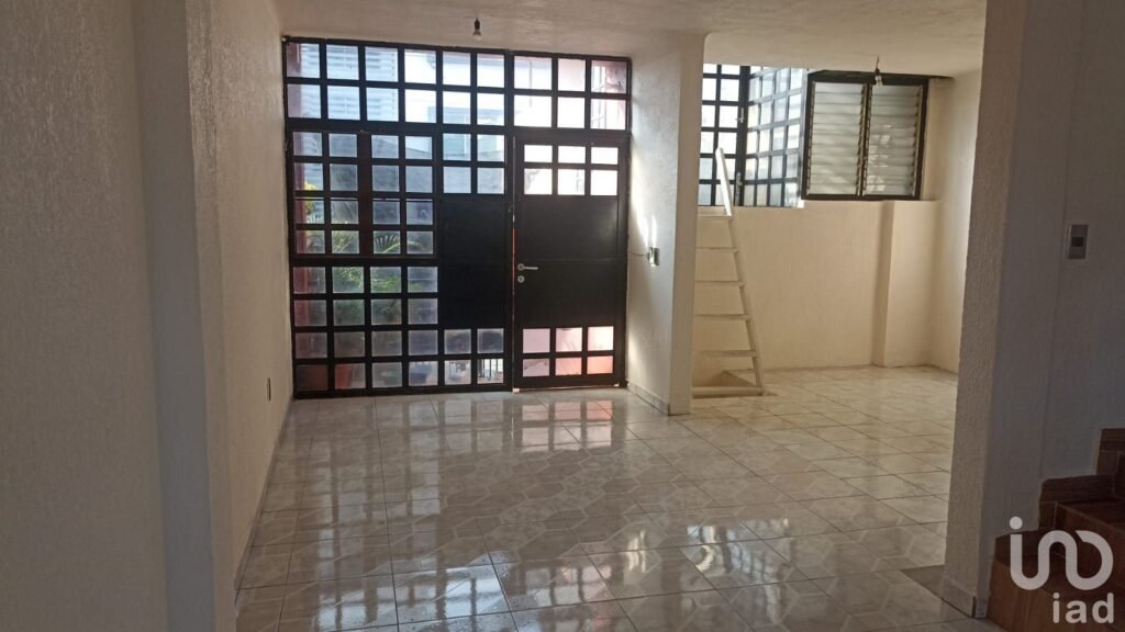 CASA SOLA EN VENTA, C/Accesoria y departamento en CIVAC. Recursos Propios.