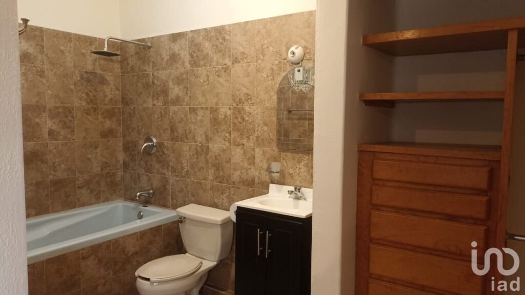 CASA SOLA EN VENTA, C/Accesoria y departamento en CIVAC. Recursos Propios.