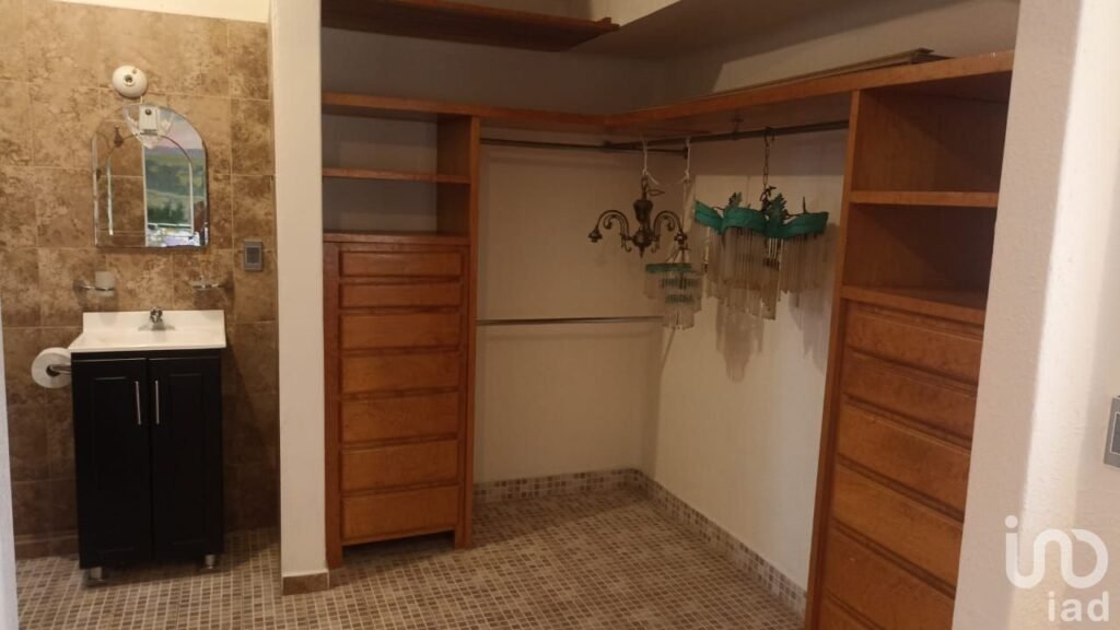 CASA SOLA EN VENTA, C/Accesoria y departamento en CIVAC. Recursos Propios.