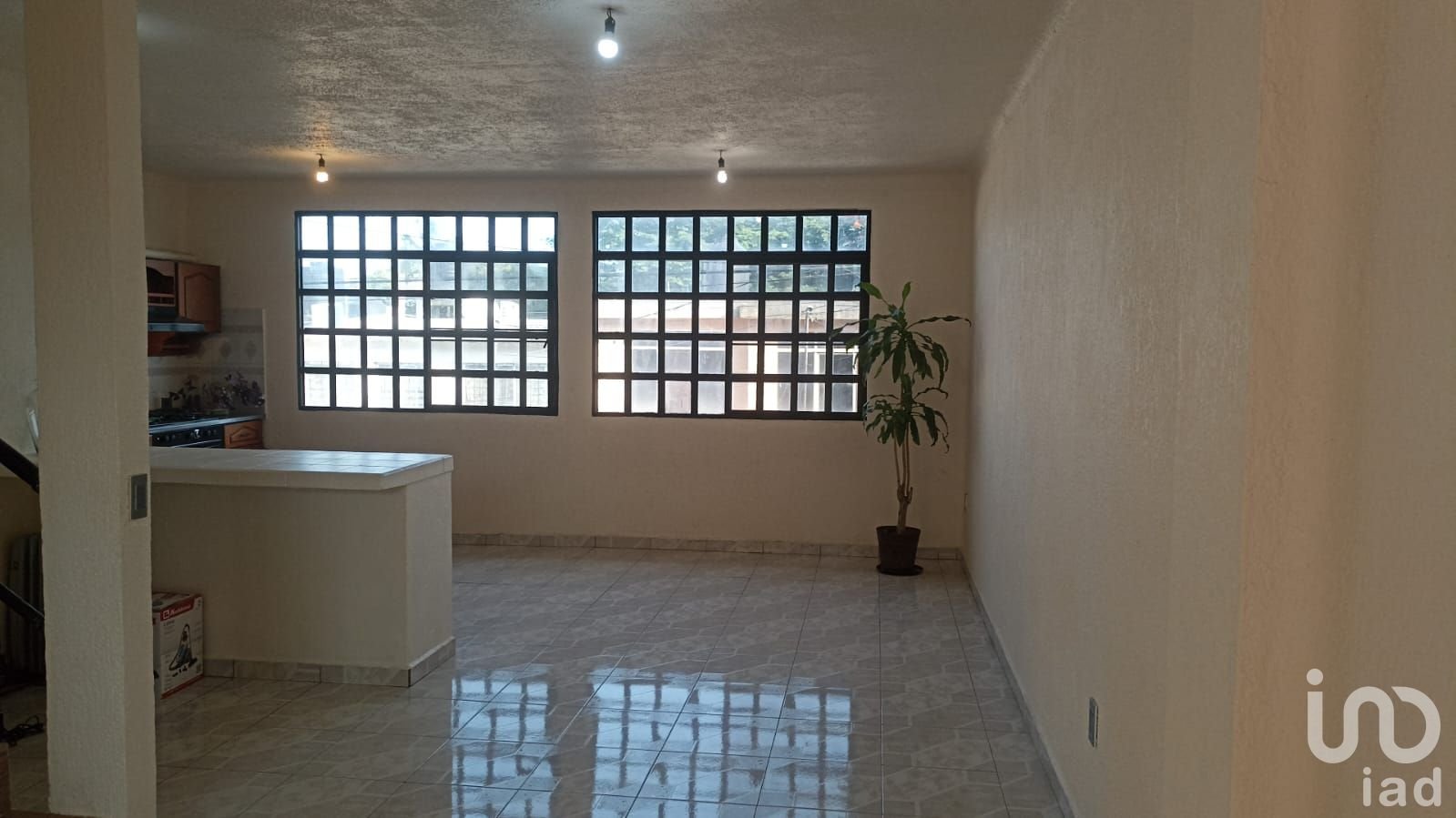 CASA SOLA EN VENTA, C/Accesoria y departamento en CIVAC. Recursos Propios.