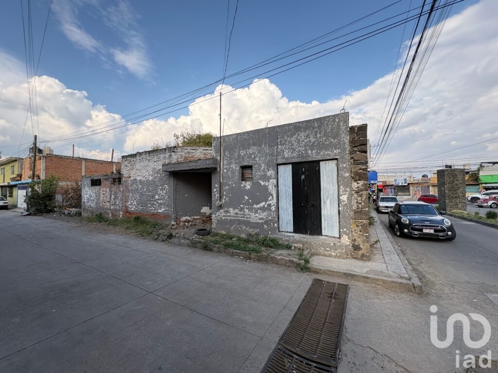 REMATE EN VENTA PROPIEDAD COMO TERRENO EXELENTE UBICACION