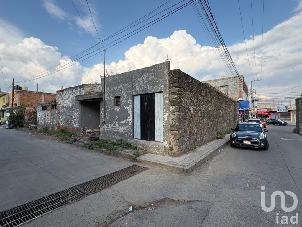 REMATE EN VENTA PROPIEDAD COMO TERRENO EXELENTE UBICACION