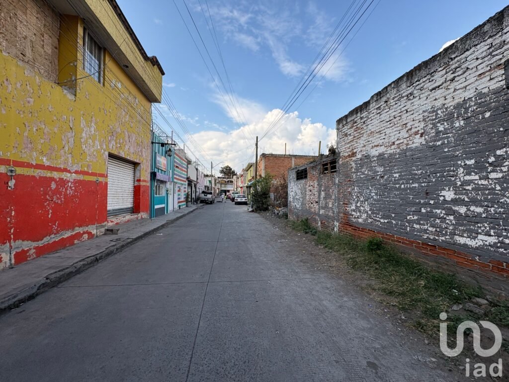 REMATE EN VENTA PROPIEDAD COMO TERRENO EXELENTE UBICACION