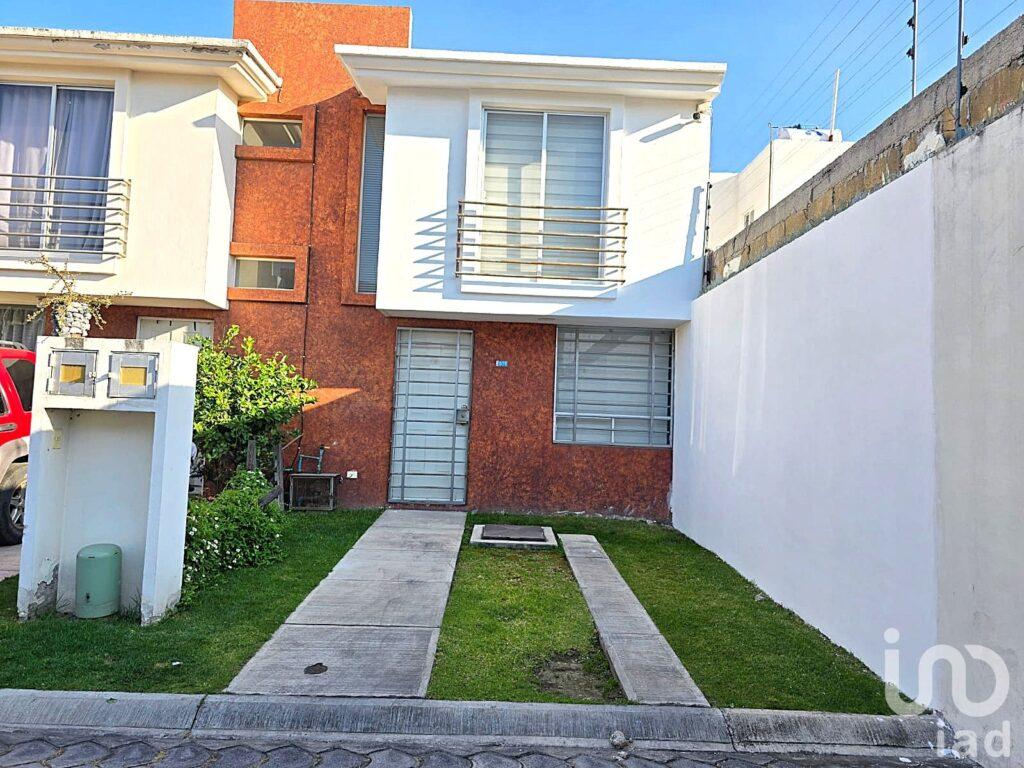 CASA EN VENTA CON HABITACION EN PLANTA BAJA, ZONA VOLKSWAGEN, CUAUTLANCINGO