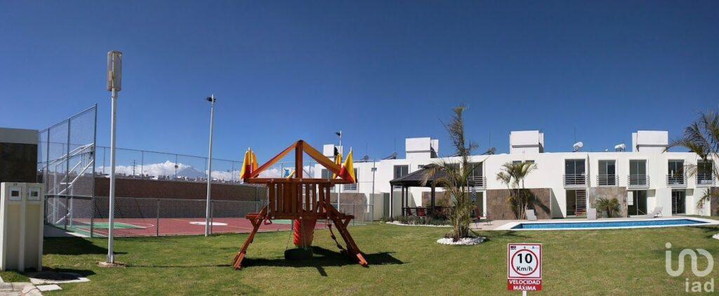 CASA EN VENTA CON HABITACION EN PLANTA BAJA, ZONA VOLKSWAGEN, CUAUTLANCINGO