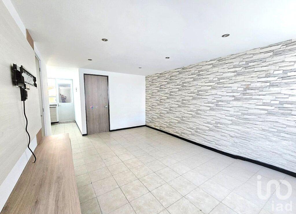 CASA EN VENTA CON HABITACION EN PLANTA BAJA, ZONA VOLKSWAGEN, CUAUTLANCINGO