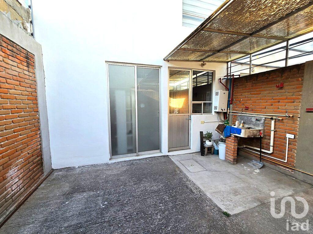 CASA EN VENTA CON HABITACION EN PLANTA BAJA, ZONA VOLKSWAGEN, CUAUTLANCINGO