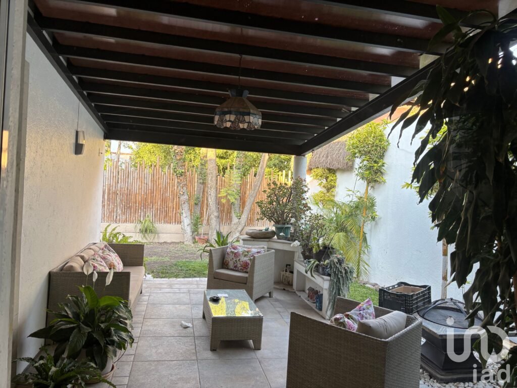 CASA EN VENTA EN ESQUINA EN JURICA CAMPESTRE CON RECÁMARAS EN PLANTA BAJA