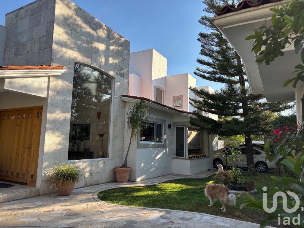 CASA EN VENTA EN ESQUINA EN JURICA CAMPESTRE CON RECÁMARAS EN PLANTA BAJA