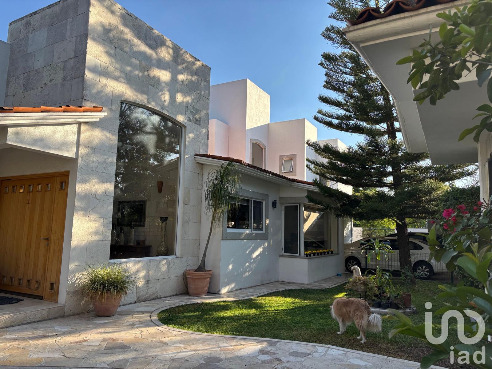 CASA EN VENTA EN ESQUINA EN JURICA CAMPESTRE CON RECÁMARAS EN PLANTA BAJA