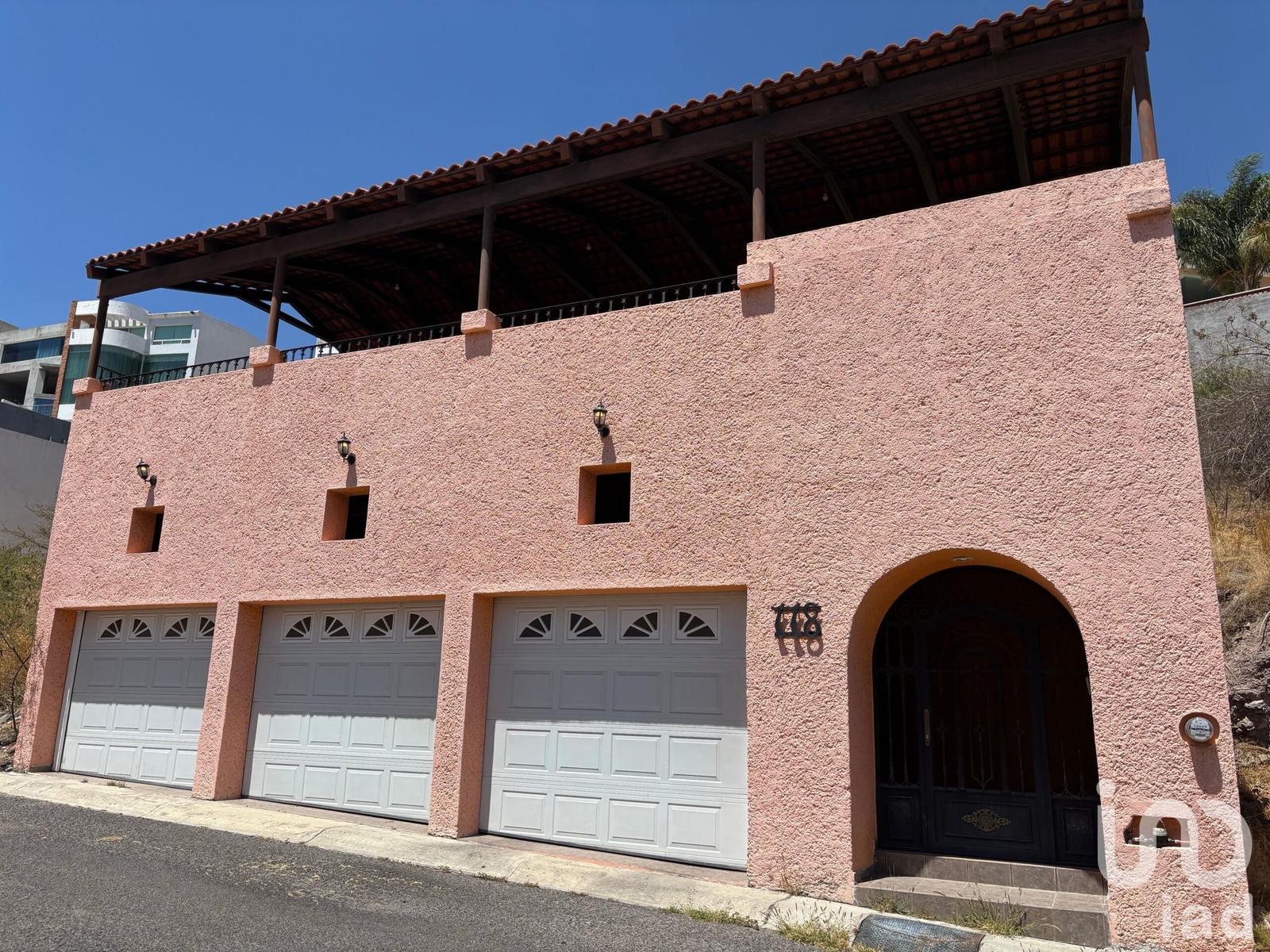 CASA EN VENTA CON VISTA PANORÁMICA A LOS ARCOS Y CIUDAD DE QUERÉTARO CASA EN VENTA CON VISTA PANORÁMICA A LOS ARCOS Y CIUDAD DE QUERÉTARO