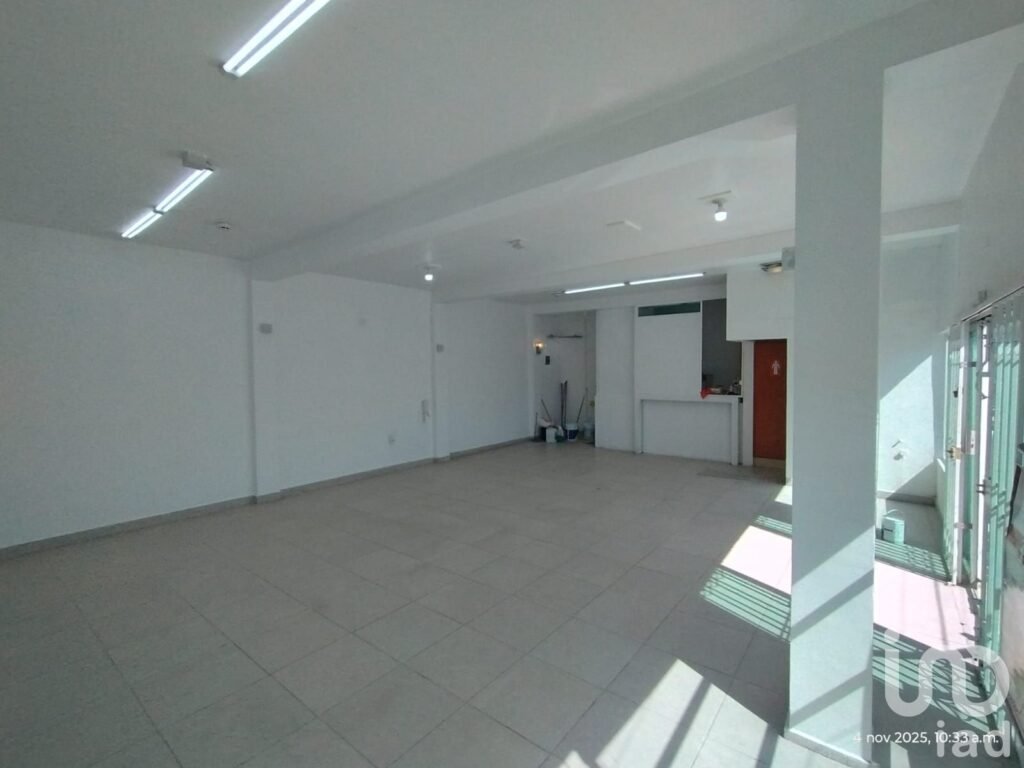 Local sobre 16 de septiembre, a unas calles del CFE de la 16 de sep(planta alta) 30m2 con minibodega