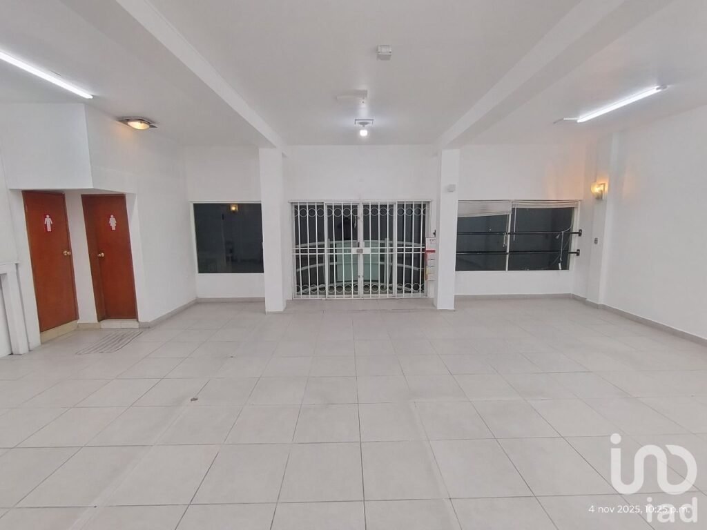 Local sobre 16 de septiembre, a unas calles del CFE de la 16 de sep(planta alta) 30m2 con minibodega