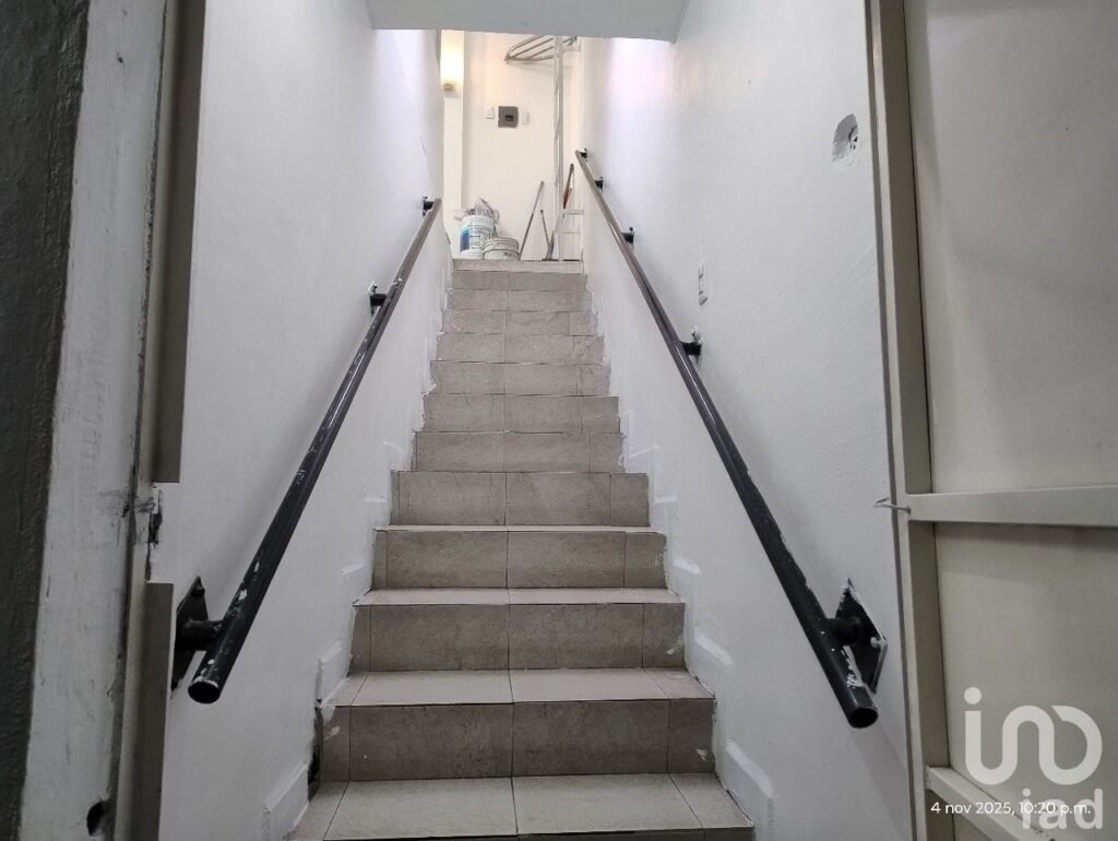 Local sobre 16 de septiembre, a unas calles del CFE de la 16 de sep(planta alta) 30m2 con minibodega