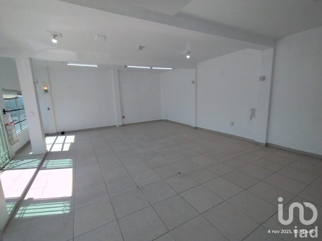 Local sobre 16 de septiembre, a unas calles del CFE de la 16 de sep(planta alta) 30m2 con minibodega