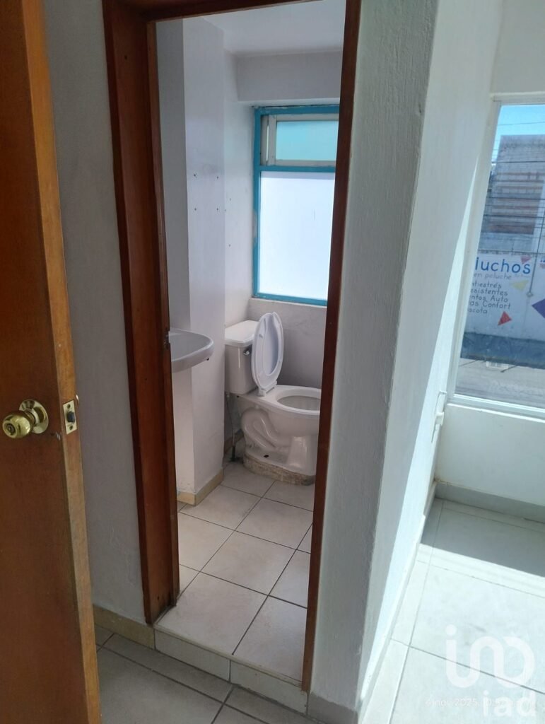 Local sobre 16 de septiembre, a unas calles del CFE de la 16 de sep(planta alta) 30m2 con minibodega