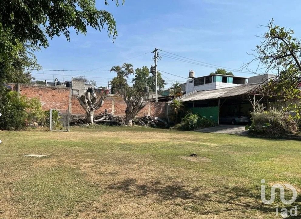 Terreno en venta plano con construcción en Ahuatepec Cuernavaca