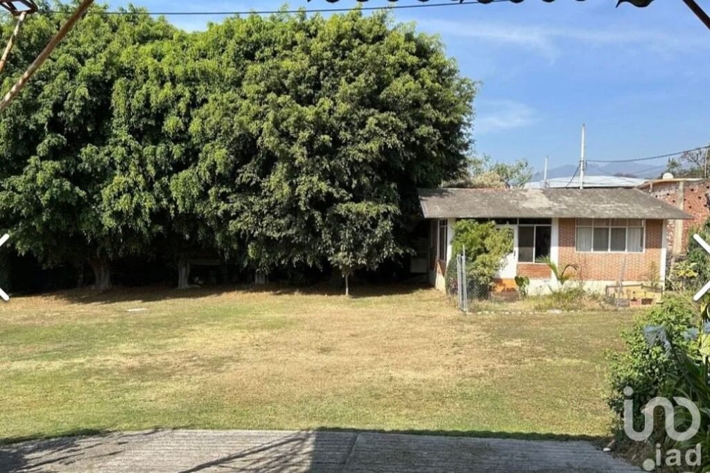 Terreno en venta plano con construcción en Ahuatepec Cuernavaca