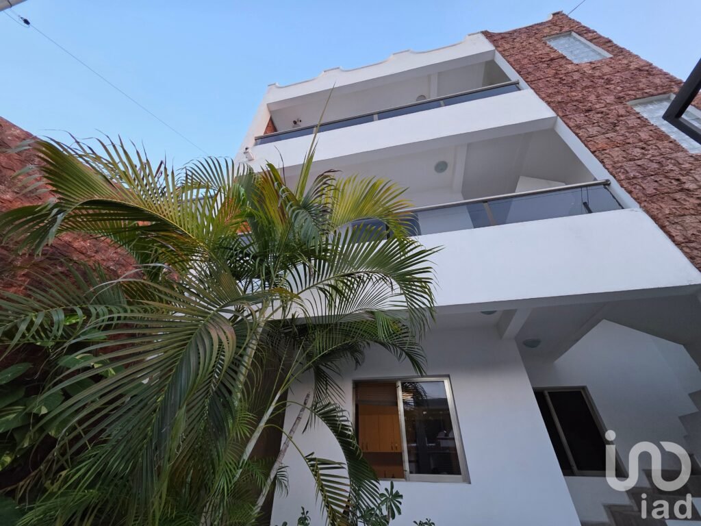 Edificio en Venta en Cancún, con 6 departamentos, a 1 km del Puente Nichupté