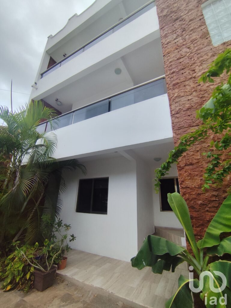 Edificio en Venta en Cancún, con 6 departamentos, a 1 km del Puente Nichupté