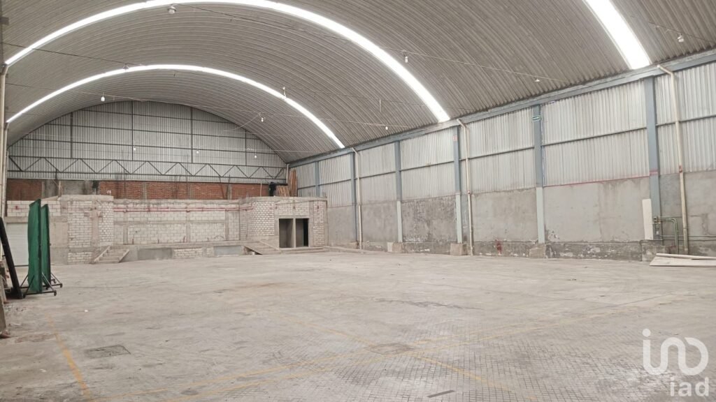 Bodega en renta Col. Bugambilias con 756m2. Acceso a: 16 de Septiembre,Ave. Margaritas y 14 sur.