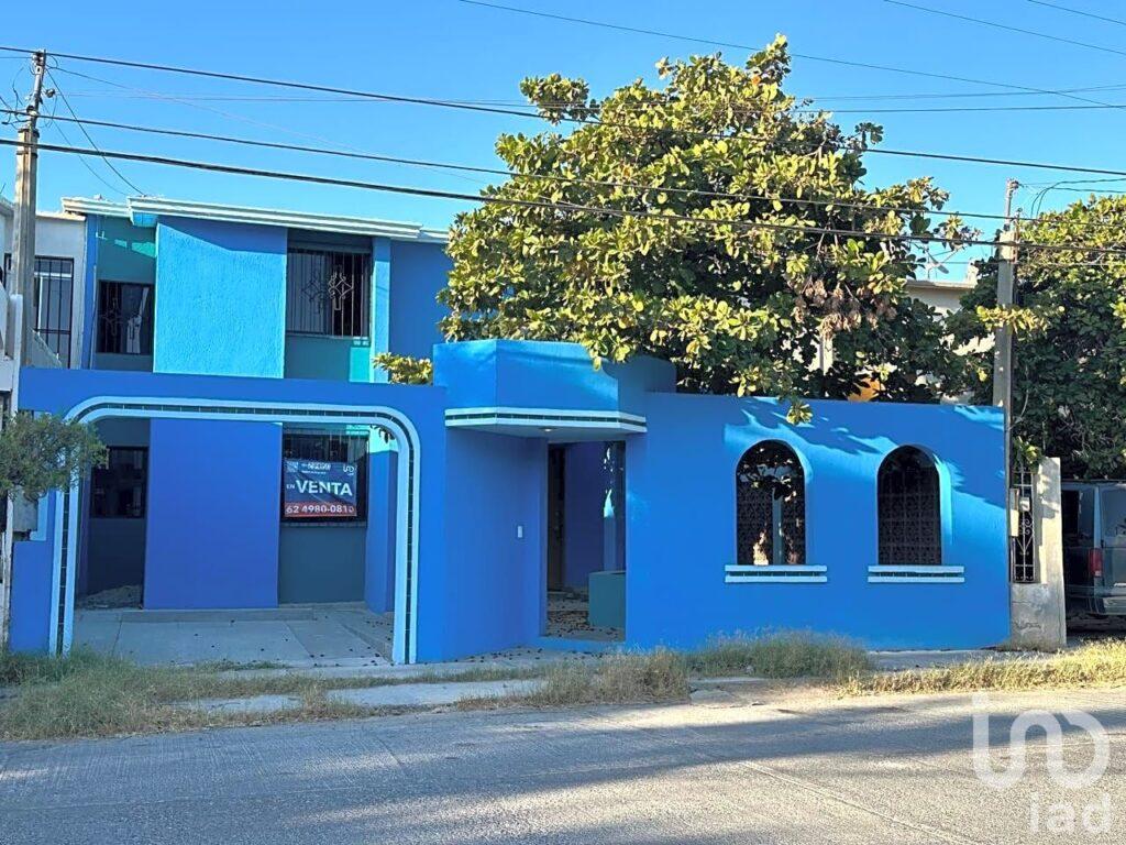 Casa en venta en colonia Fovissste en la calle principal