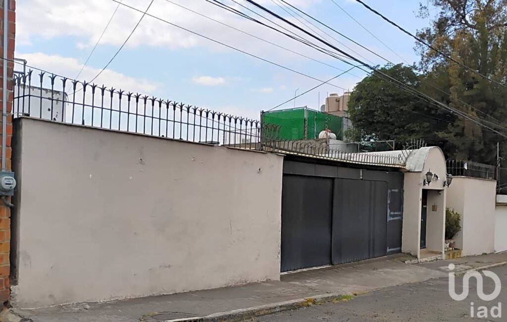 Terreno habitacional con construcción existente, Cuajimalpa (activo para inversión)