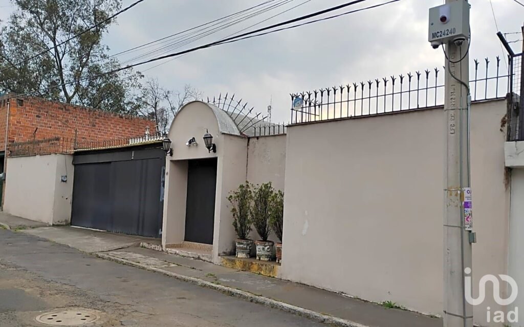 Terreno habitacional con construcción existente, Cuajimalpa (activo para inversión)