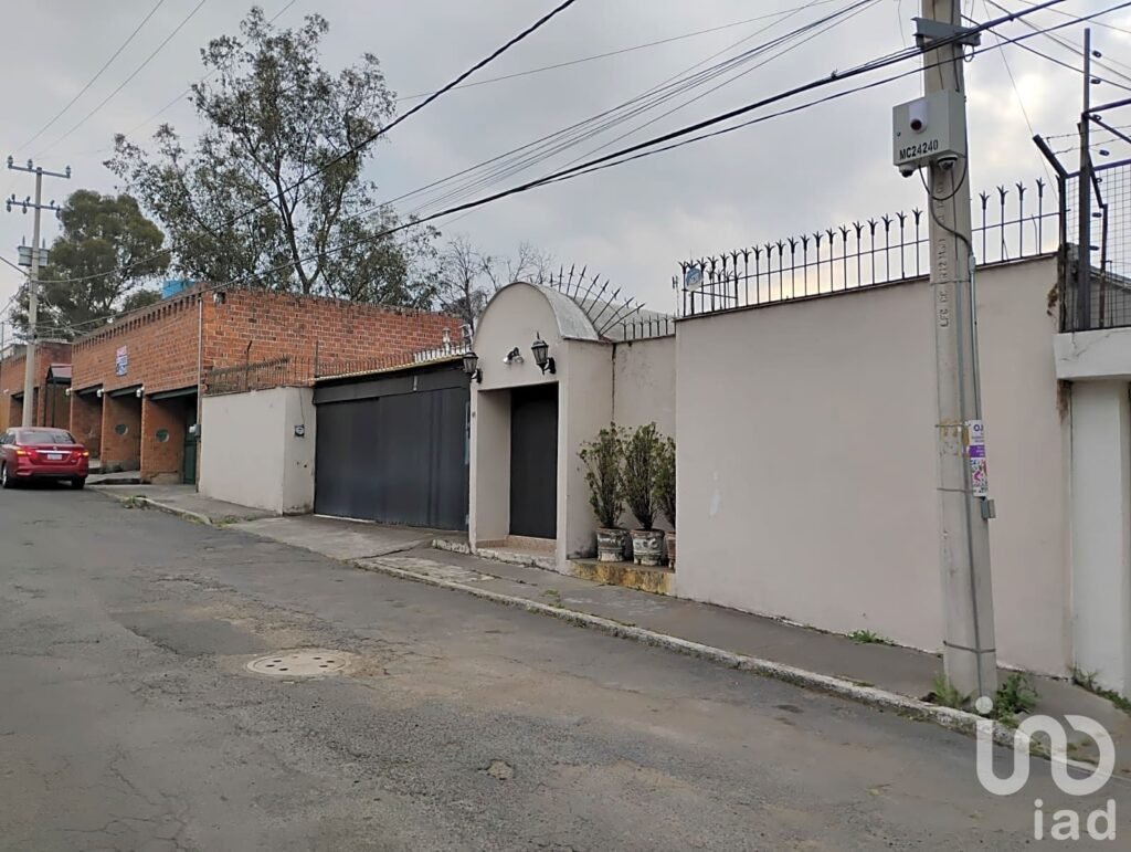 Terreno habitacional con construcción existente, Cuajimalpa (activo para inversión)