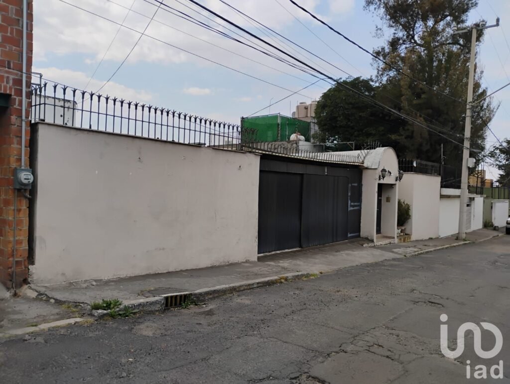 Terreno habitacional con construcción existente, Cuajimalpa (activo para inversión)