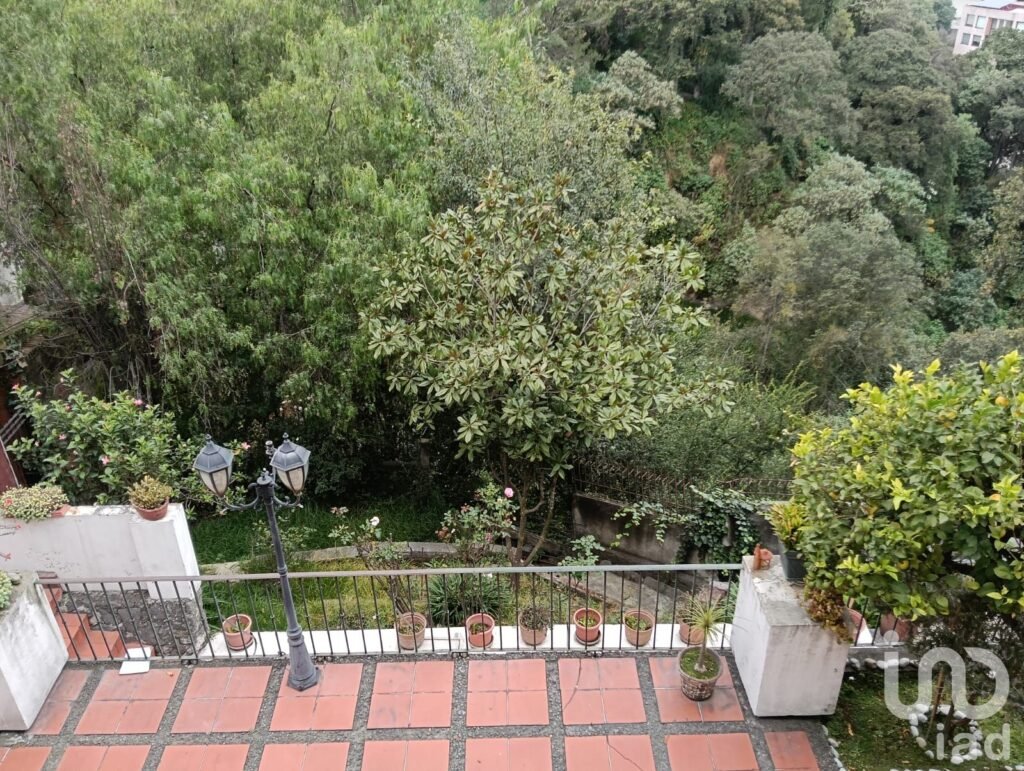 Terreno habitacional con construcción existente, Cuajimalpa (activo para inversión)