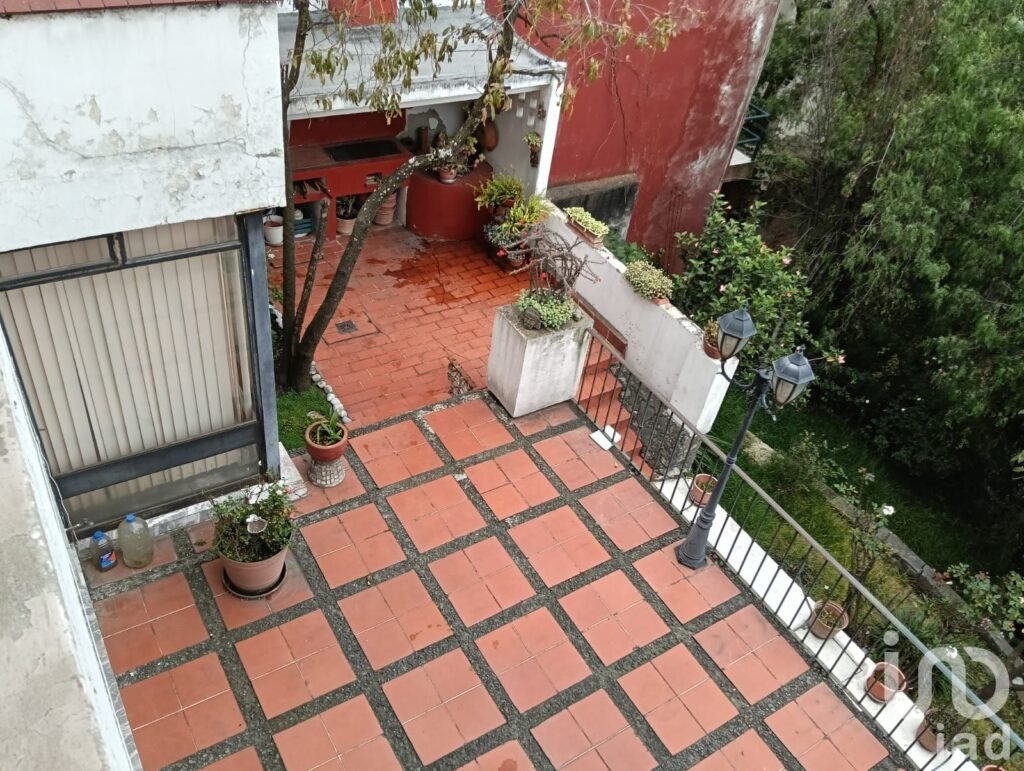 Terreno habitacional con construcción existente, Cuajimalpa (activo para inversión)