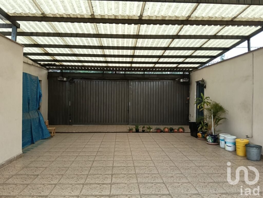 Terreno habitacional con construcción existente, Cuajimalpa (activo para inversión)